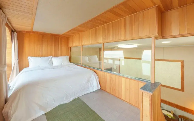 Samcheok Peacehousing Spa Pet Pension