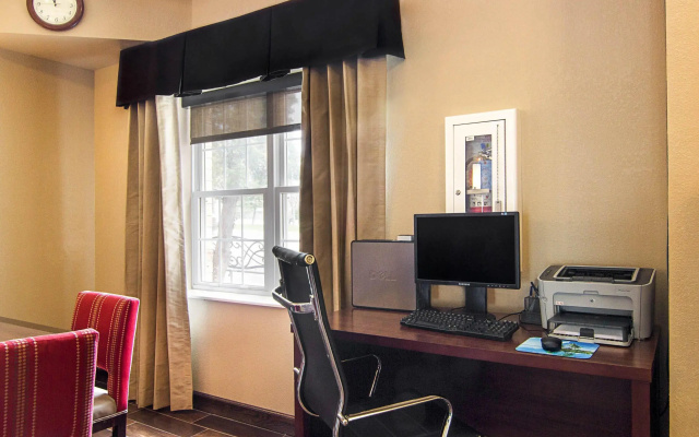 Comfort Inn & Suites Grafton - Cedarburg