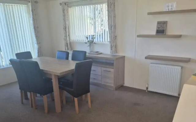 2 Bed Caravan - Sleeps 6 - Pets - Pool - Parking