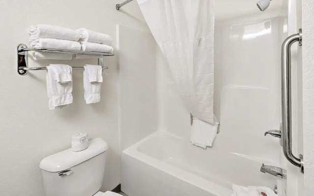 Estherville Hotel & Suites
