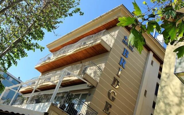 Hotel Bridge вид на фасад