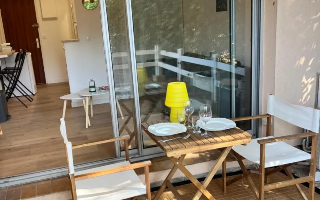 T2 avec magnifique vue mer, piscine, clim, parking