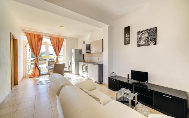 Amazing Home in Divulje With Wifi and 8 Bedrooms