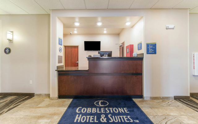 Cobblestone Hotel & Suites - Hutchinson