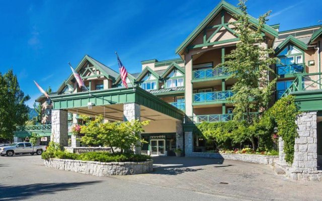 Отель Pinnacle Hotel Whistler Village Канада, Уистлер - отзывы, цены и фото номеров - забронировать отель Pinnacle Hotel Whistler Village онлайн вид на фасад