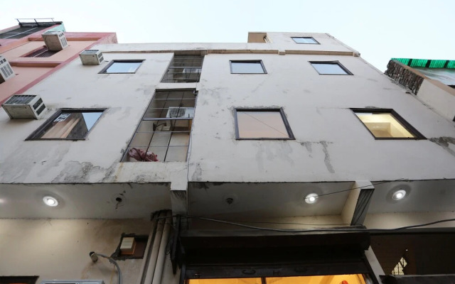 Oyo 30850 Hotel Hira