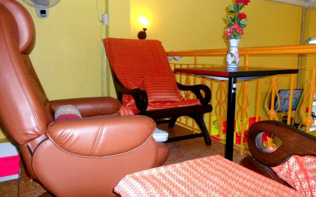 Home Hug Hostel - Adults
