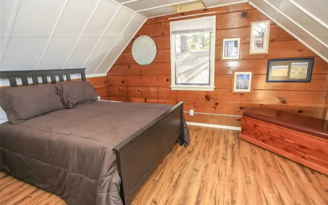 Lakeside Cabin 9