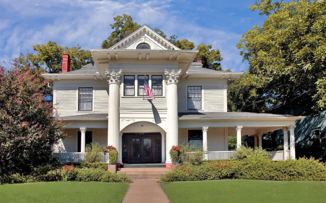 Corinthian Bed  Breakfast