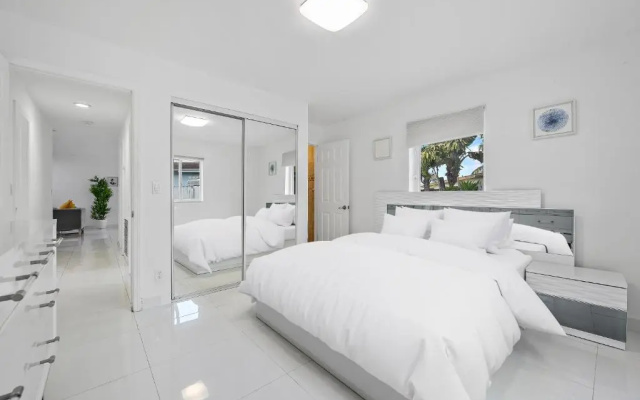 **Modern 3Bedroom W/ Stunning Backyard Area**