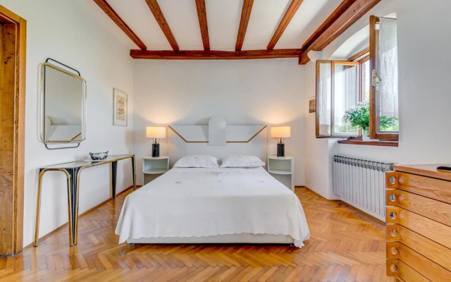 Stunning Home in Milna With 5 Bedrooms and Wifi