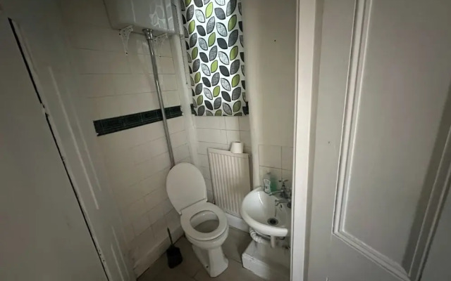 House- Parking, Garden & Central Location