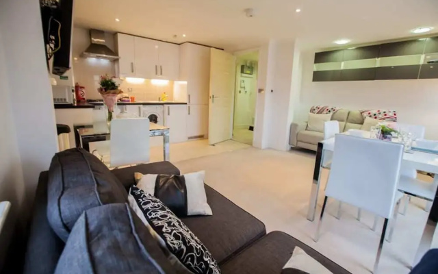 Light & Airy 1bed Barons Court Flat Lift & Balcony