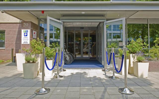 Отель Holiday Inn Express Amsterdam - South, an IHG Hotel Нидерланды, Амстердам - 13 отзывов об отеле, цены и фото номеров - забронировать отель Holiday Inn Express Amsterdam - South, an IHG Hotel онлайн вид на фасад