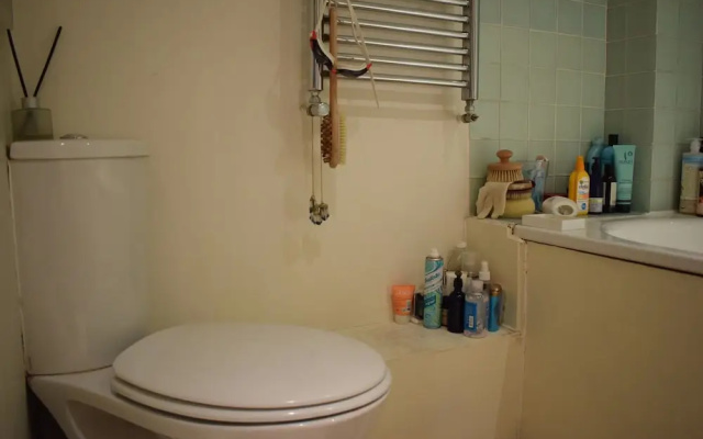 Bright 2 Bedroom Apartment With Canal Views