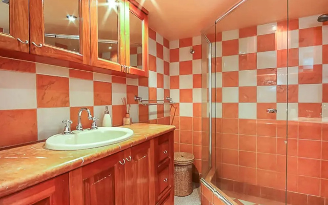 Spacious 2 Bedroom Apartment With Panoramic Views