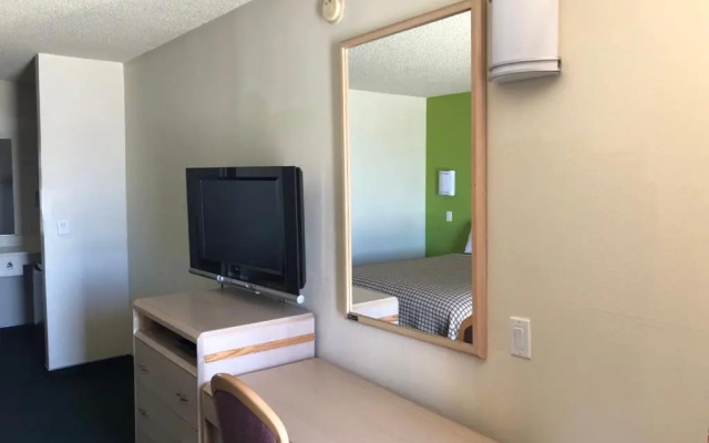 California Inn & Suites Adelanto US 395