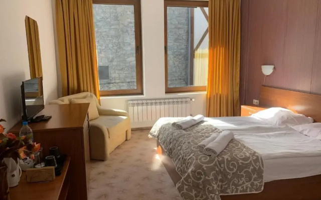 Room-granat Double Room 3- Next to Gondo
