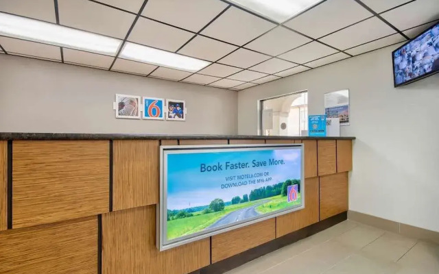 Econo Lodge Inn & Suites