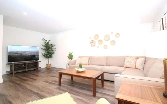 Los Angeles Deluxe Suites Free Parking