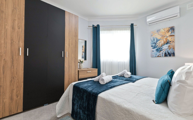 Luxury PH - Terrace & Jacuzzi & Sunbeds