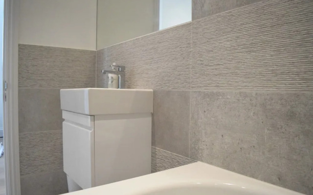 Bright 2 Bedroom With Balcony in Wandsworth
