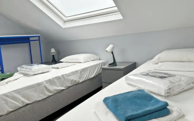 Charming Entire Duplex Apartment for 5 in Saint-gilles,