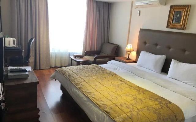 Gondola Hotel & Suites