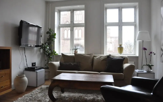 1 Bedroom Apartment near Tivoli 484 - 1