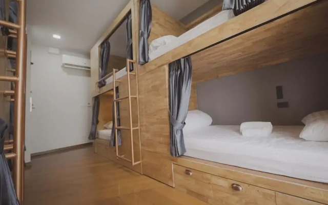 Poshtel 56
