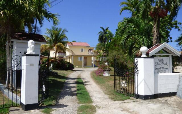 Отель Little Shaw Park Guest House вид на фасад