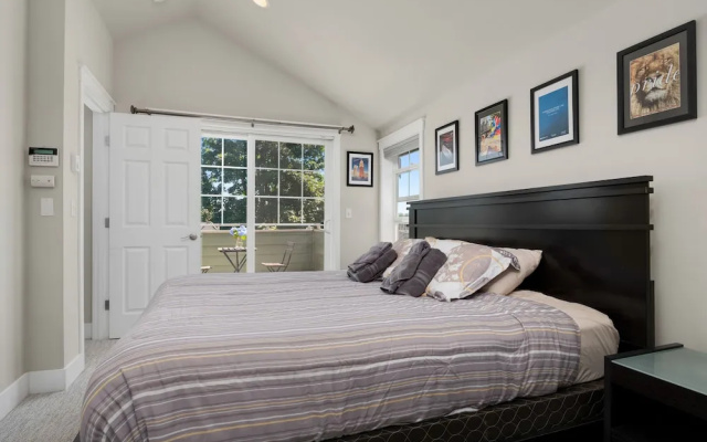 Seattle Vacation Home: The Great Wall