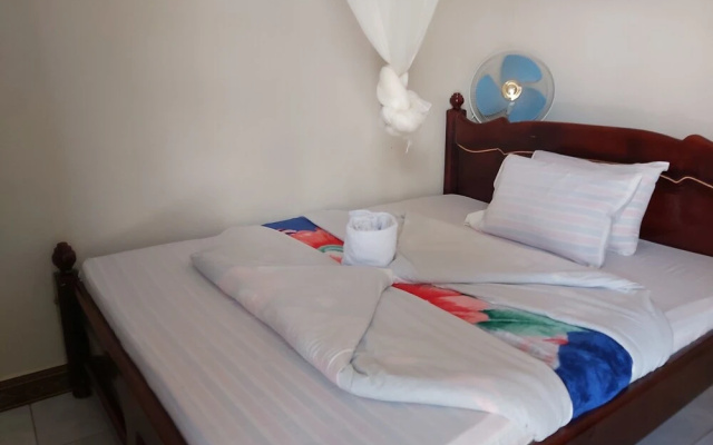 Famko Hotel - Sleeps 24 - Parking - Garden