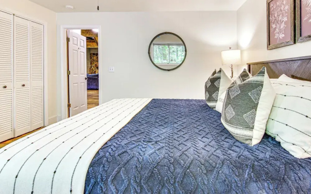 5 Mi to Ski Sapphire Valley: Cozy Retreat w/ Decks