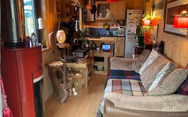 The Summerhouse, Cabin - Sleeps 2 - Breakfast Provided