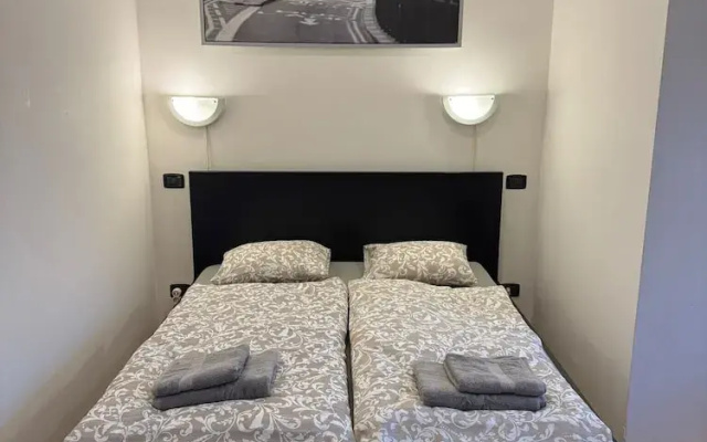 Studio - Sleeps 2 -smoking on Balcony - Pets -wifi