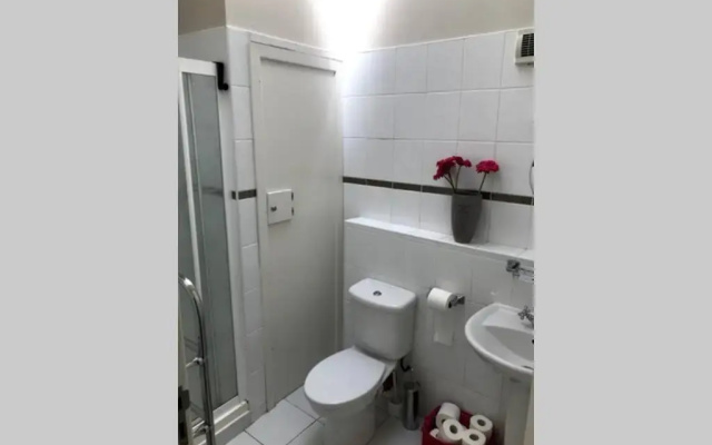 Stylish 3 Bed Apartment with Lough Atalia Views