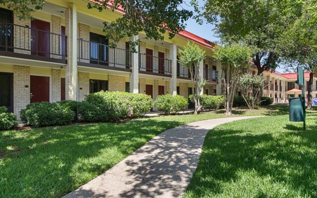 Red Roof Inn & Suites Addison 1