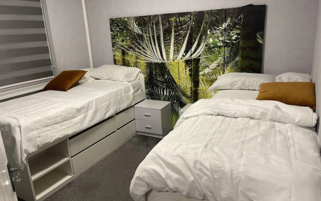 3 Bed House - Sleeps 6 With Free Parking