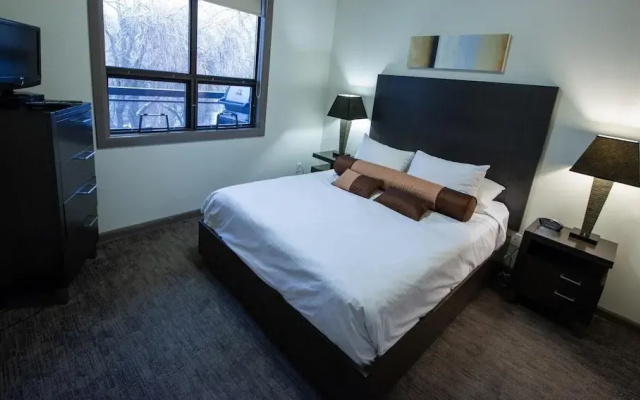 Pool Level 2 Bed, 1 Bath - Unit 371