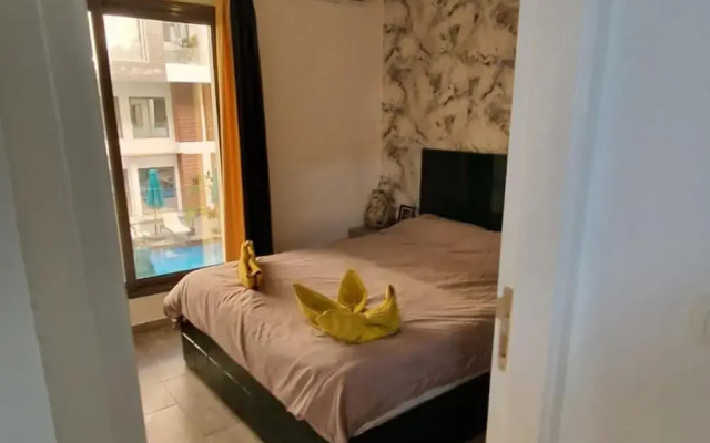 1 Bed Apartment Sleeps 2 - Communal Pool - Parking