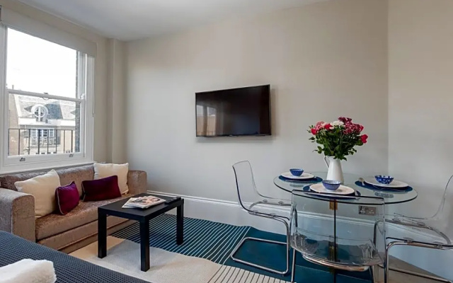 CAPITAL Sloane Street Studio with Balcony