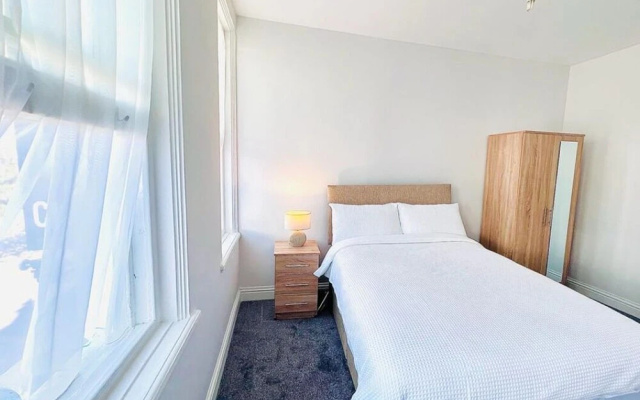 Spacious 6 double-bed rooms C2C Southend