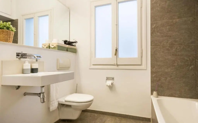 Large & beautiful apartment 4min from Passeig de Gràcia