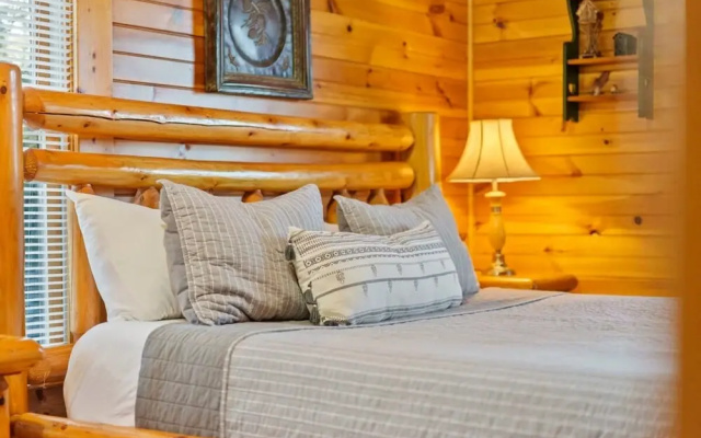 Stunning Mountain Cabin w Hot tub