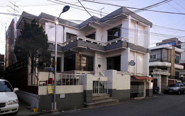 Moca Guesthouse - Hostel вид на фасад