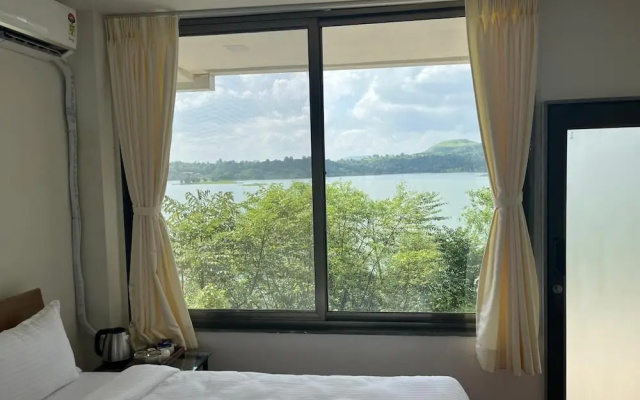 Shvas Island Resort