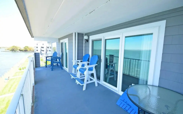 Harbour Island 303L 2 Bedroom Condo by RedAwning