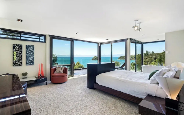 Oceanview Penthouse Suite & Beach Access