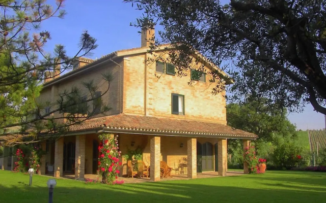 Luxurious Villa in Montelupone With Private Swimming Pool
